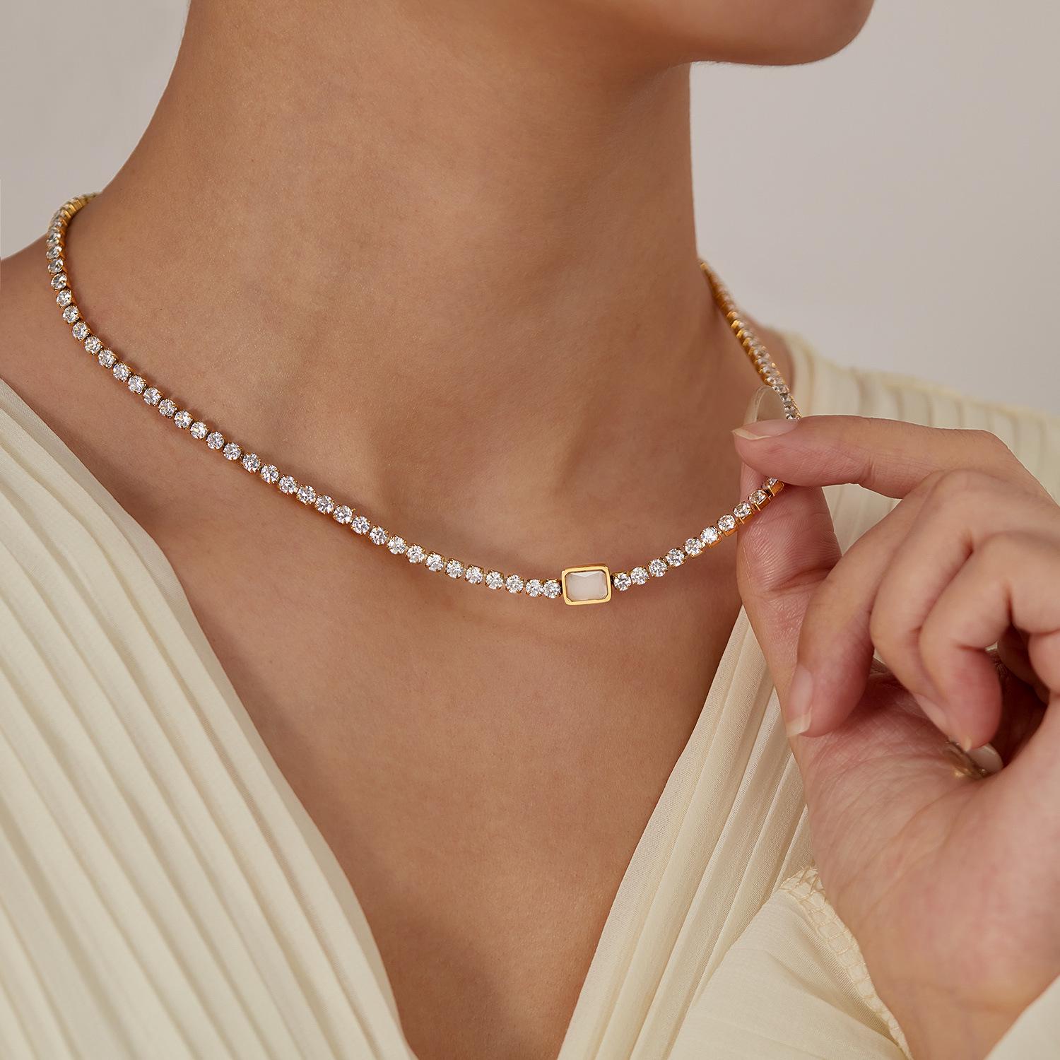 European-American Titanium Steel Necklace with Full Diamond Square Accessories - Versatile, Fashionable, and Stylish Stainless Steel Jewelry.
European-American Titanium Steel Necklace with Full Diamond Square Accessories - Versatile, Fashionable, and Stylish Stainless Steel Jewelry.