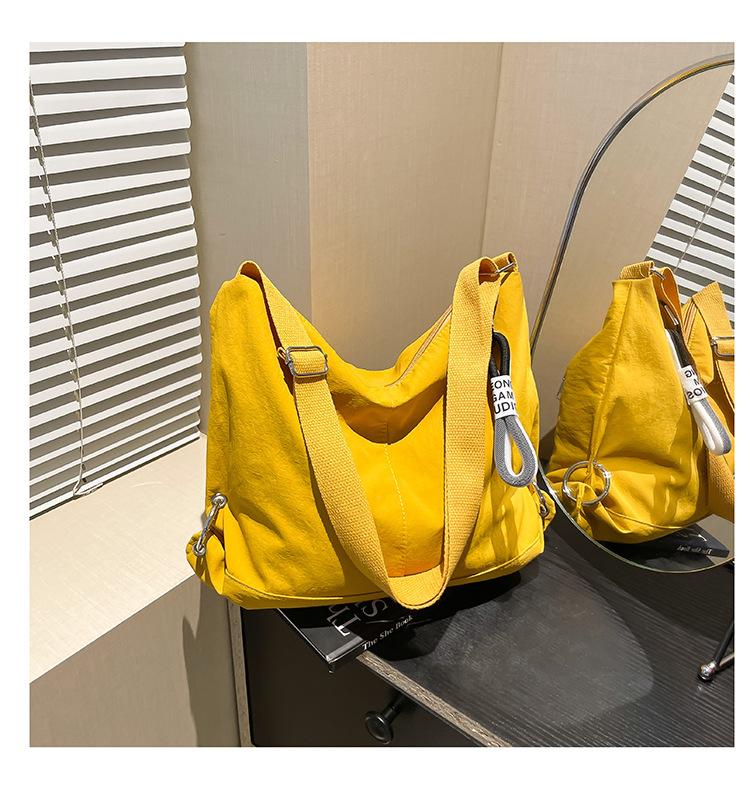 Новая легкая сумка-пельмень женская большая вместимость однотонная повседневная наплечная сумка высокая ценность универсальная сумка-мессенджер
Новая легкая сумка-пельмень женская большая вместимость однотонная повседневная наплечная сумка высокая ценность универсальная сумка-мессенджер