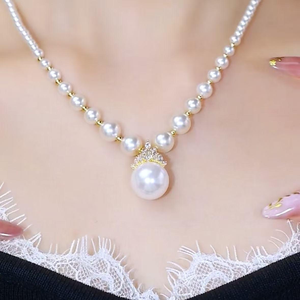 Luxurious Ice Queen Sparkling Collarbone Necklace with Off-White Pearls and Crown Design
Luxurious Ice Queen Sparkling Collarbone Necklace with Off-White Pearls and Crown Design
