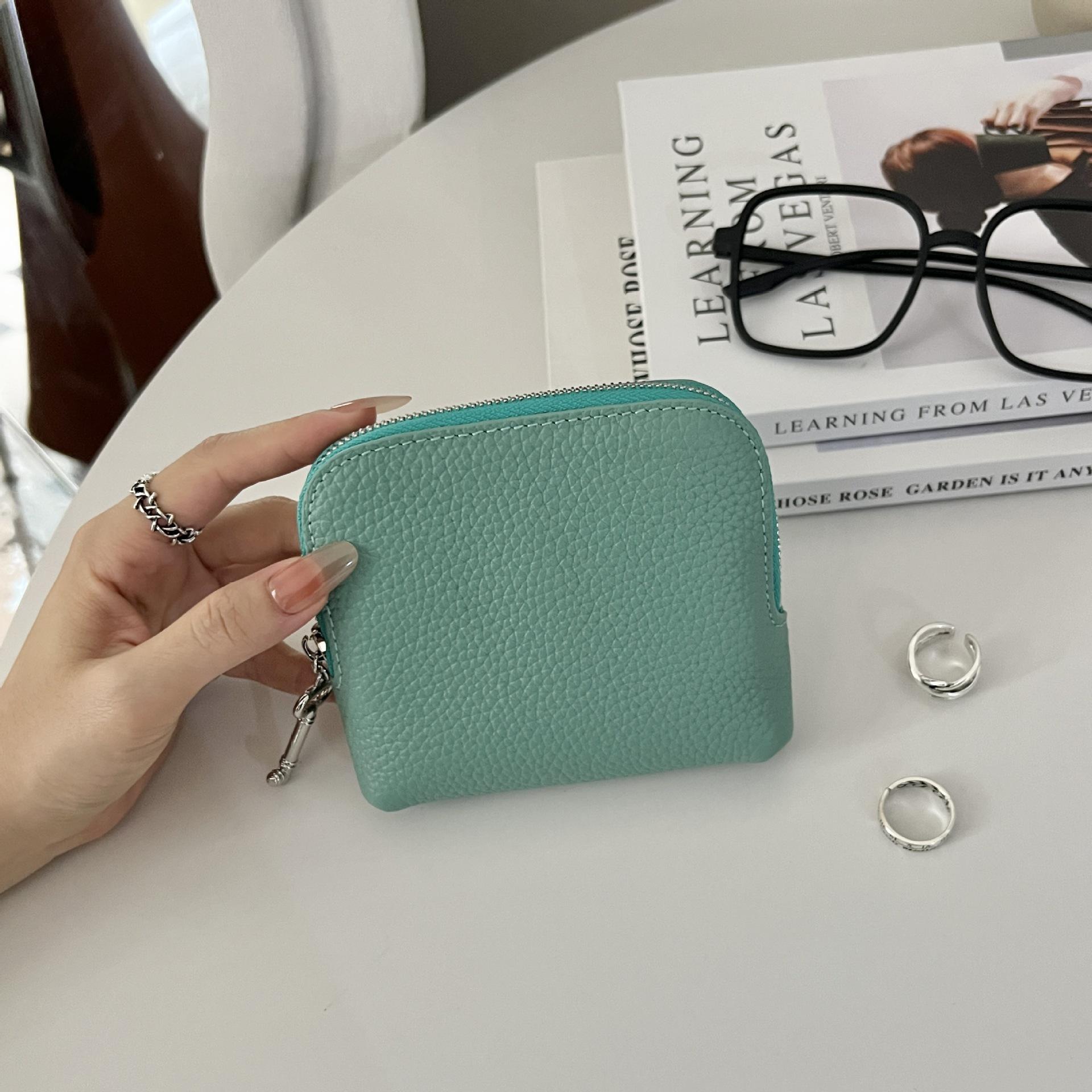 Genuine Leather Engrave Letters Jewelry Storage Bag Luxury Woman Jewelry Bag For Watch Bracelet Necklace Rings Coin Purse Wallet синий
Genuine Leather Engrave Letters Jewelry Storage Bag Luxury Woman Jewelry Bag For Watch Bracelet Necklace Rings Coin Purse Wallet синий