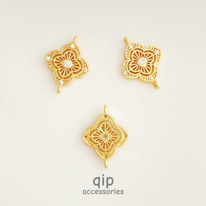 18K Gold Plated Zirconia Hollow Flower Necklace Pendant Connector for Handmade DIY Jewelry.
18K Gold Plated Zirconia Hollow Flower Necklace Pendant Connector for Handmade DIY Jewelry.