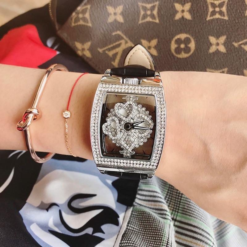 Новые женские часы в стиле бочонка с полым прозрачным вращающимся циферблатом и стразами
Новые женские часы в стиле бочонка с полым прозрачным вращающимся циферблатом и стразами