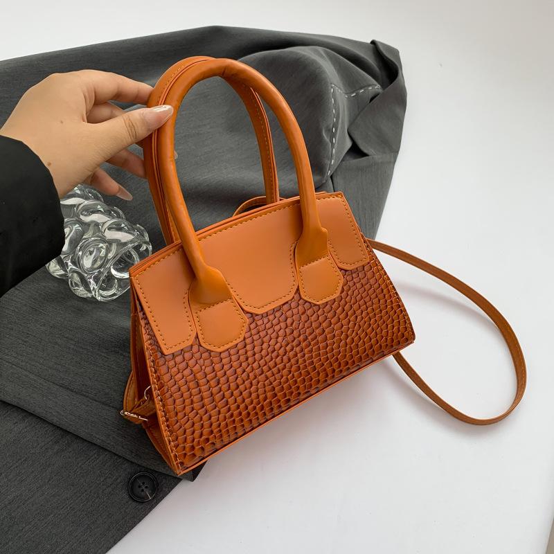 Дизайн популярної сумки-месенджера Проста і модна сумка на плече літо 2024 Нова модна модна ніша маленька квадратна жіноча сумка
Дизайн популярної сумки-месенджера Проста і модна сумка на плече літо 2024 Нова модна модна ніша маленька квадратна жіноча сумка