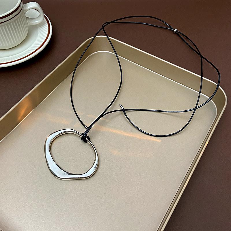 Срібне Дзеркальне Чорне Шнуркове Намисто для Жінок - Осінньо-Зимова Мода Довгий Ланцюжок для Светра з Нішевим Дизайном
Срібне Дзеркальне Чорне Шнуркове Намисто для Жінок - Осінньо-Зимова Мода Довгий Ланцюжок для Светра з Нішевим Дизайном