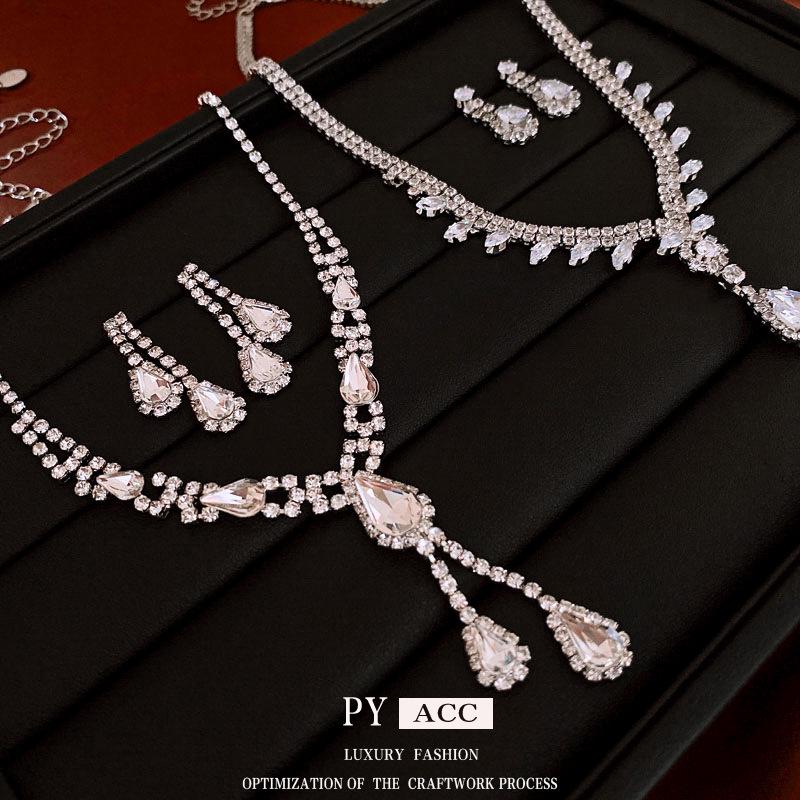 European Luxury Zircon Teardrop Earrings & Necklace Set - Elegant, High-End Clavicle Chain Jewelry
European Luxury Zircon Teardrop Earrings & Necklace Set - Elegant, High-End Clavicle Chain Jewelry