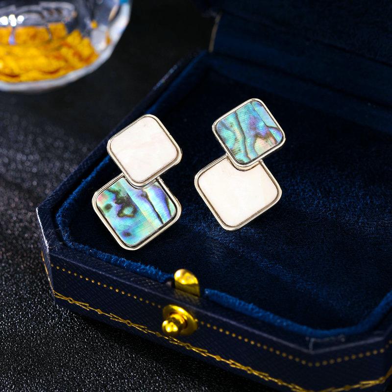 Women s Light Luxury Design Elegant Vintage Square Earrings Fashionable And Versatile Niche Design Geometric Earrings
Women s Light Luxury Design Elegant Vintage Square Earrings Fashionable And Versatile Niche Design Geometric Earrings