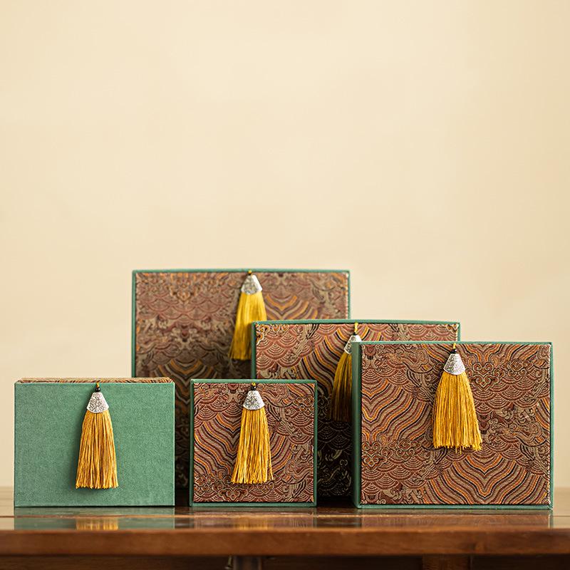 Brocade Embroidered Gift Box for Single Cup Storage or Teapot, Teacup, Gaiwan, and Tasting Cup. Dark Green
Brocade Embroidered Gift Box for Single Cup Storage or Teapot, Teacup, Gaiwan, and Tasting Cup. Dark Green