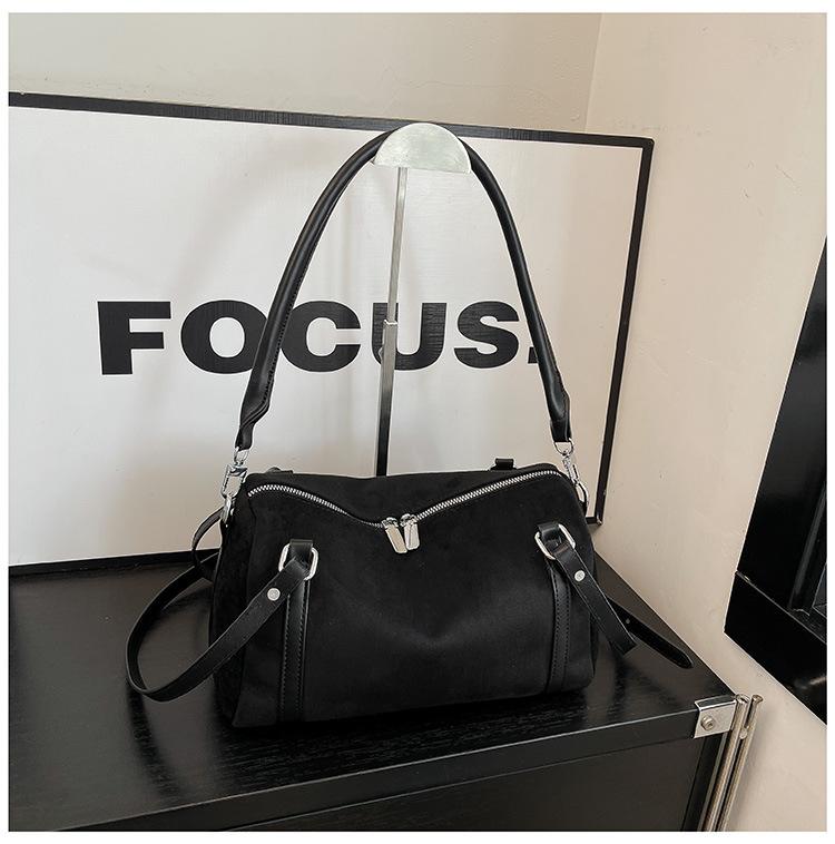 Leopard print bag women s large-capacity new autumn and winter matte retro messenger bag single shoulder commuter pillow bag чёрный
Leopard print bag women s large-capacity new autumn and winter matte retro messenger bag single shoulder commuter pillow bag чёрный