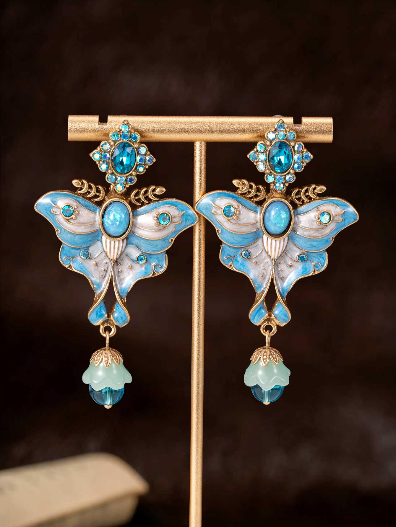 Used Vintage Enamel Butterfly Earrings - Retro French Court Style Pendant Studs синій
Used Vintage Enamel Butterfly Earrings - Retro French Court Style Pendant Studs синій