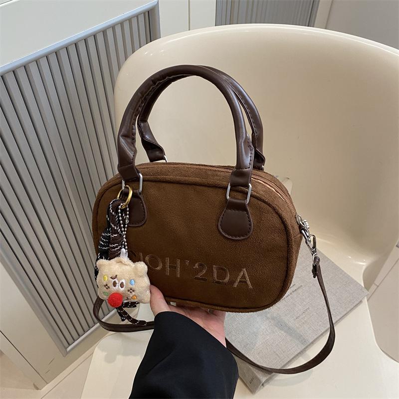 2025 весна новая ретро простая сумка-тоут сумка-подушка корейская версия литературная женская сумка для通勤 текстурная сумка-мессенджер Without pendant коричневый
2025 весна новая ретро простая сумка-тоут сумка-подушка корейская версия литературная женская сумка для通勤 текстурная сумка-мессенджер Without pendant коричневый