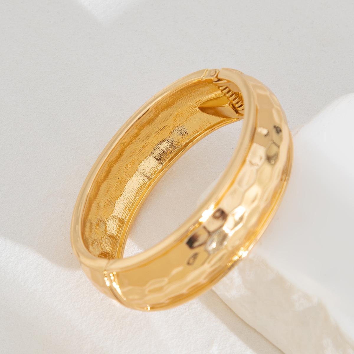 Браслет-манжета женский открытый, гладкий, с узором в виде стука, простой, с универсальной застежкой-пружиной
Браслет-манжета женский открытый, гладкий, с узором в виде стука, простой, с универсальной застежкой-пружиной