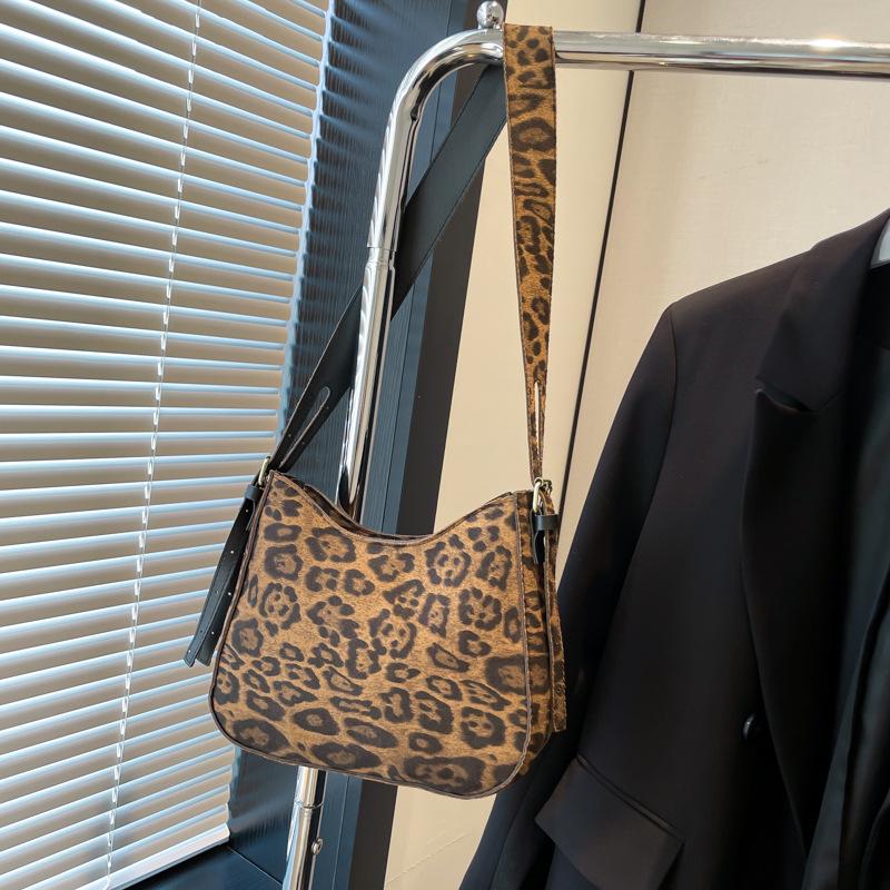 Ретро нишевая маленькая сумка женская 2025 осень и зима новая на плечо сумка-полумесяц модная иностранная текстура модная сумка-мессенджер
Ретро нишевая маленькая сумка женская 2025 осень и зима новая на плечо сумка-полумесяц модная иностранная текстура модная сумка-мессенджер