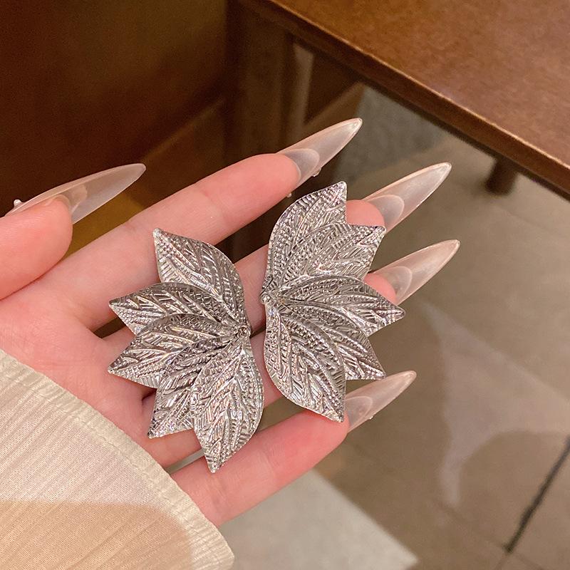 Light Luxury Fashion Advanced Feeling Exaggerated Leaf Texture Flower Earrings For Women 1 pair срібний
Light Luxury Fashion Advanced Feeling Exaggerated Leaf Texture Flower Earrings For Women 1 pair срібний