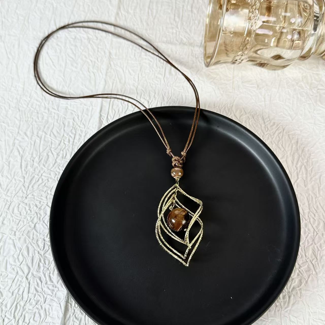 Retro Simple Geometric Gold Color Multi-layer Circle Tiger s Eye Stone Pendant Necklace for Women Fashion Collar Chain Jewelry
Retro Simple Geometric Gold Color Multi-layer Circle Tiger s Eye Stone Pendant Necklace for Women Fashion Collar Chain Jewelry