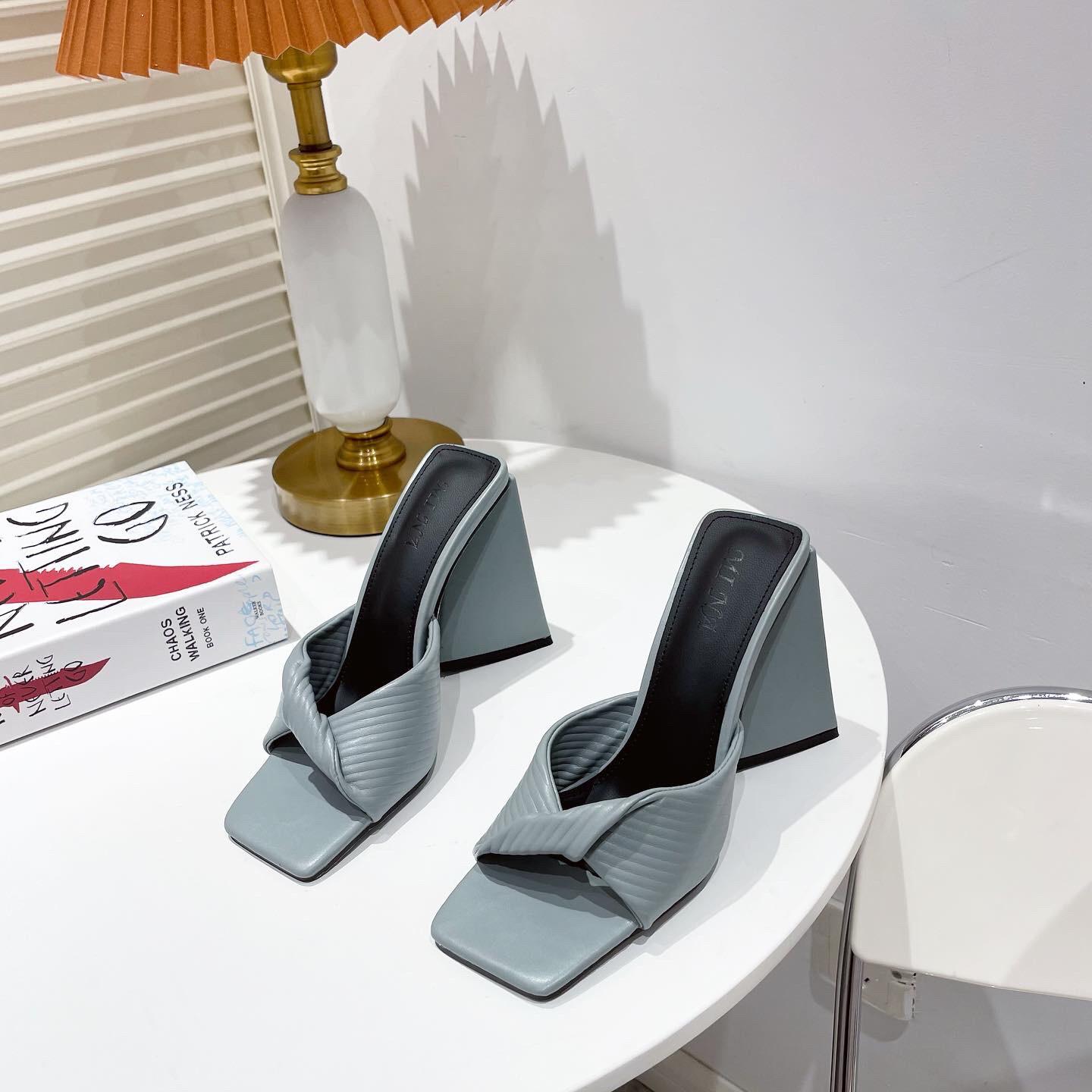 Новые пикантные тапочки на высоком каблуке, женские модные плиссированные женские сандалии с квадратным носком, летние уличные туфли для подиума и вечеринки 35 синий
Новые пикантные тапочки на высоком каблуке, женские модные плиссированные женские сандалии с квадратным носком, летние уличные туфли для подиума и вечеринки 35 синий