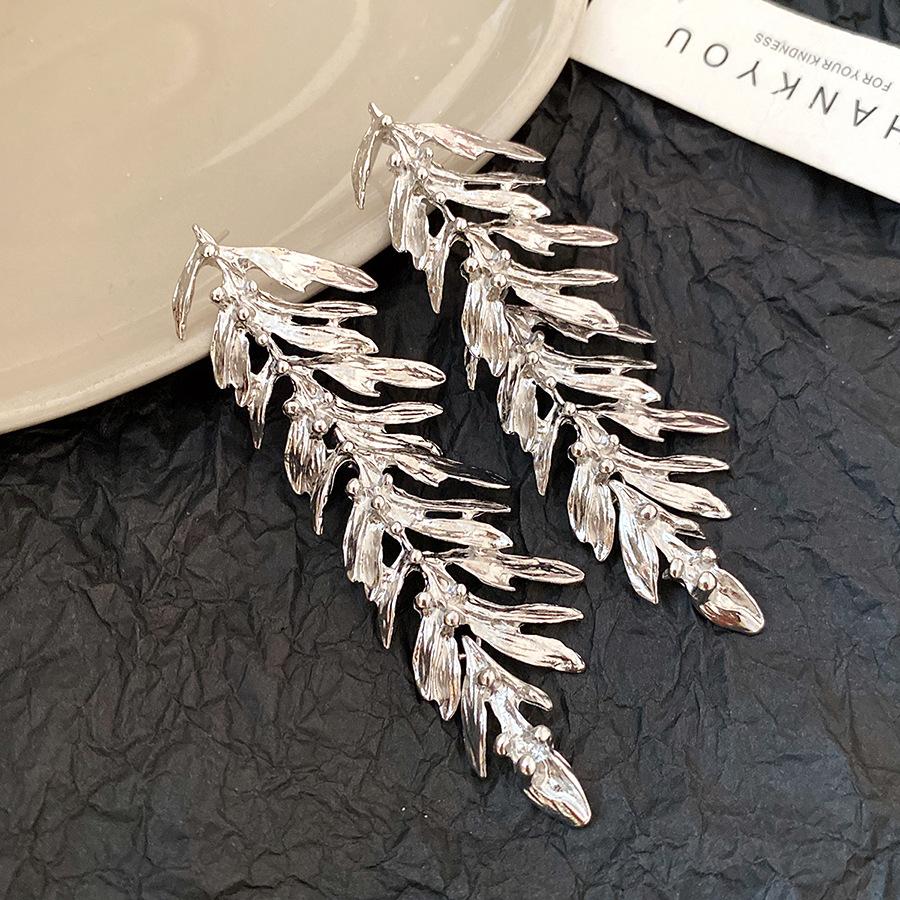 European and American silver needle leaf feather fringed earrings light luxury high-end stud earrings personalized fashion exquisite earrings women
European and American silver needle leaf feather fringed earrings light luxury high-end stud earrings personalized fashion exquisite earrings women