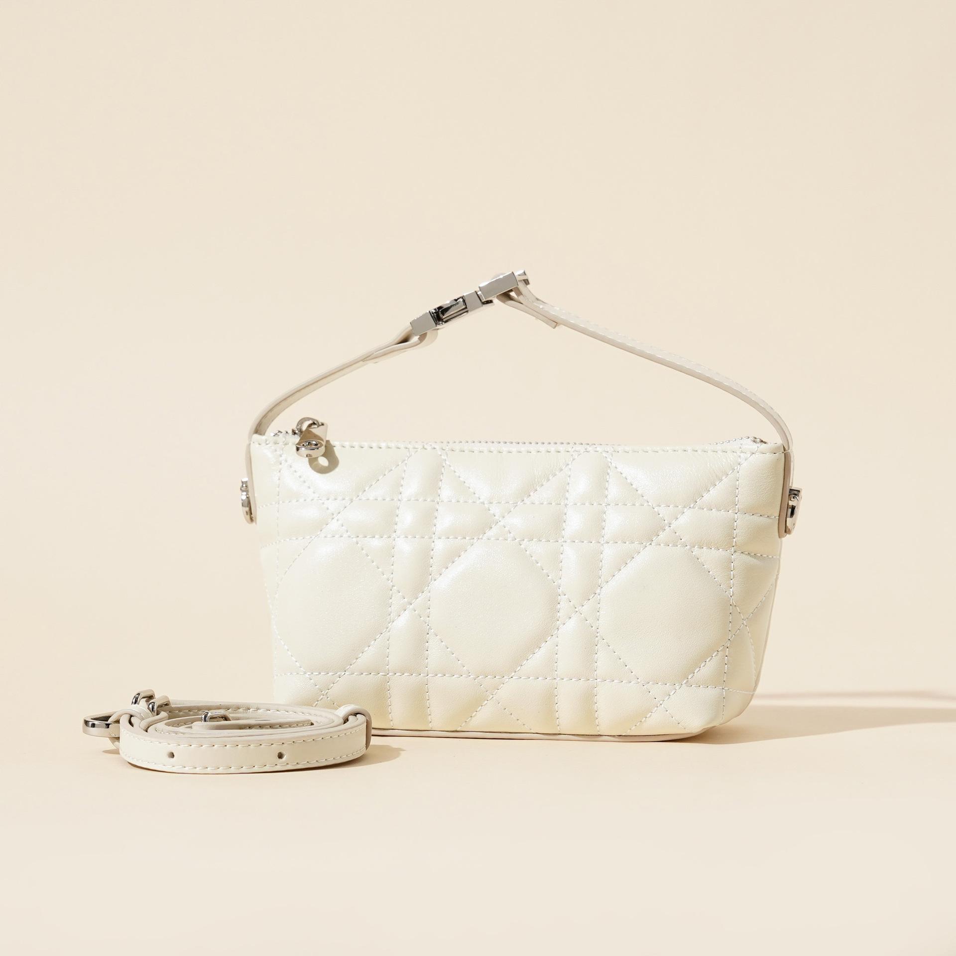 Сумка-тоут из первого слоя коровьей кожи новая 2025 осень и зима простая нишевая текстура универсальная портативная сумка-мессенджер 21*9*11cm
Сумка-тоут из первого слоя коровьей кожи новая 2025 осень и зима простая нишевая текстура универсальная портативная сумка-мессенджер 21*9*11cm