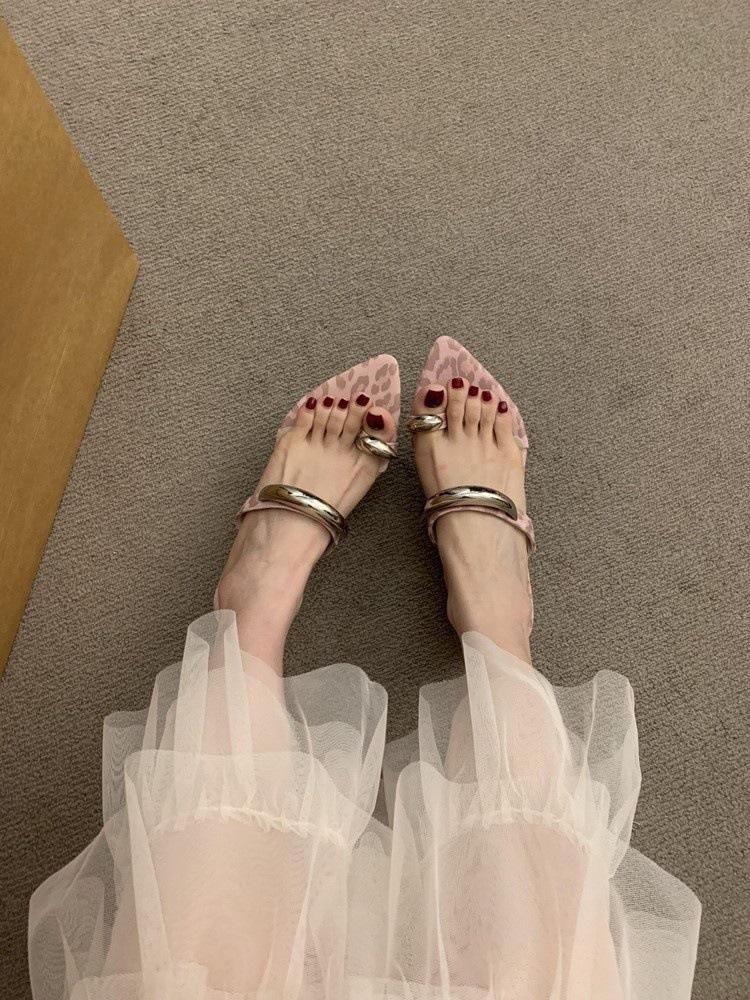 Леопардовые тапочки с закрытым носком женские для улицы фея металлическая пряжка модные на танкетке с острым носком крутые тапочки 40 розовый
Леопардовые тапочки с закрытым носком женские для улицы фея металлическая пряжка модные на танкетке с острым носком крутые тапочки 40 розовый