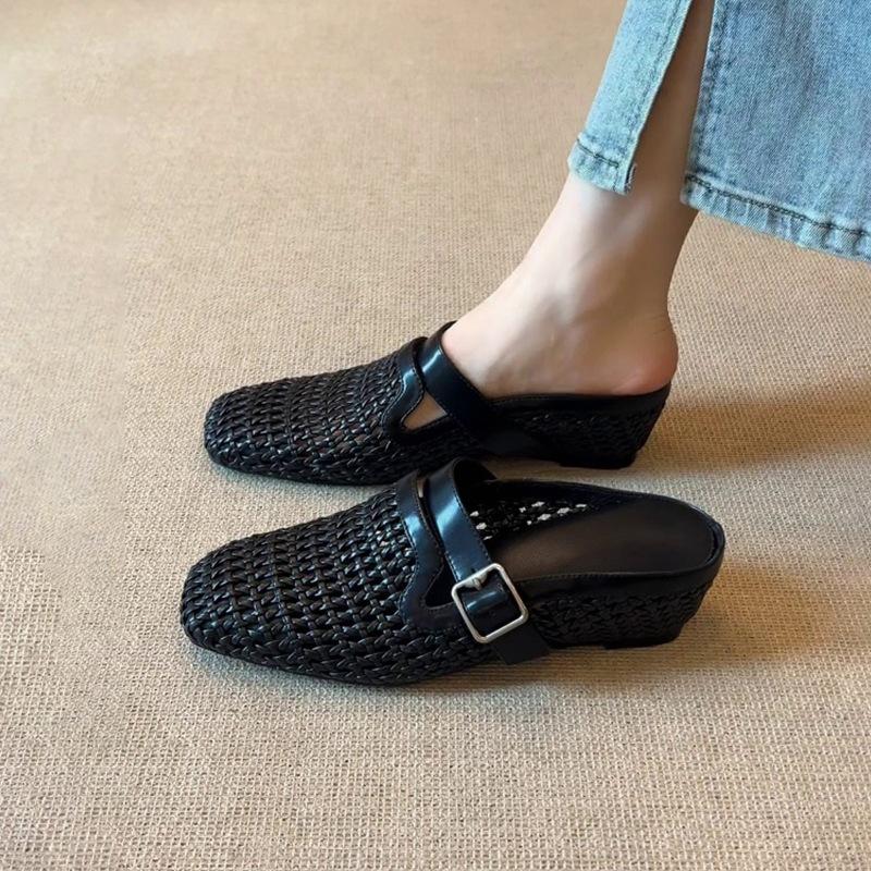 Sheepskin Version~ French Woven Holiday Slope Heel Bag Head Cool Slippers Women Wear One Pedal Belt Buckle Muller Shoes 40 чорний
Sheepskin Version~ French Woven Holiday Slope Heel Bag Head Cool Slippers Women Wear One Pedal Belt Buckle Muller Shoes 40 чорний