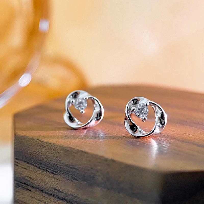 Модные серьги-кольца Möbius для женщин, легкие, роскошные, простые и высококачественные серьги нового стиля
Модные серьги-кольца Möbius для женщин, легкие, роскошные, простые и высококачественные серьги нового стиля