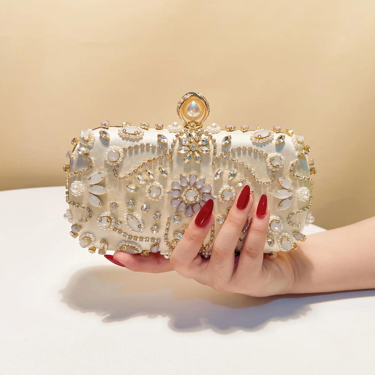 Vintage Style Embroidery Satin Evening Bags Rhinestones Party Small Clutch Handbags Metal Pearl Diamonds Flap Golden Purse
Vintage Style Embroidery Satin Evening Bags Rhinestones Party Small Clutch Handbags Metal Pearl Diamonds Flap Golden Purse