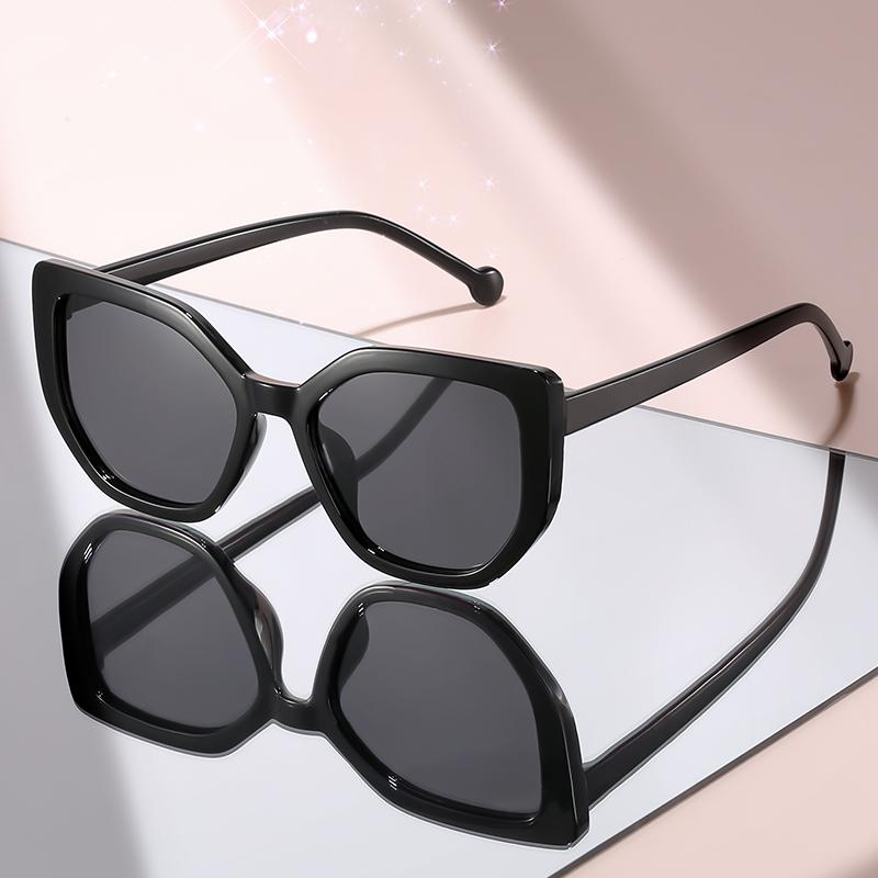 New Oversized Geometric Sunglasses: Bold Retro Frames for Trendy Summer Looks & Reliable UV Protection
New Oversized Geometric Sunglasses: Bold Retro Frames for Trendy Summer Looks & Reliable UV Protection