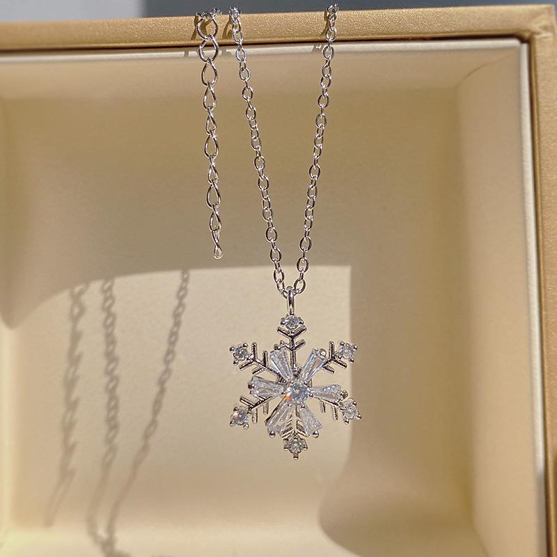 Rotatable Snowflake Necklace for Women, New Trend, Light Luxury, Elegant Rotating Unique High-End Titanium Steel Clavicle Chain
Rotatable Snowflake Necklace for Women, New Trend, Light Luxury, Elegant Rotating Unique High-End Titanium Steel Clavicle Chain