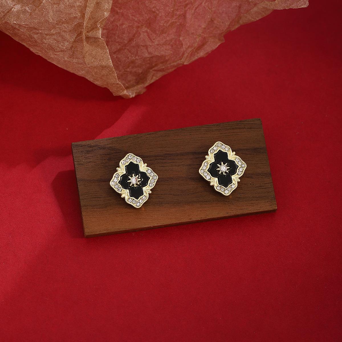 French Retro Diamond-Set Rhombus Lace Stud Earrings Vintige Style Light Luxury High-End Court Dress Earrings
French Retro Diamond-Set Rhombus Lace Stud Earrings Vintige Style Light Luxury High-End Court Dress Earrings