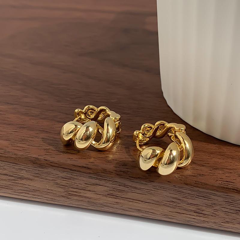 Простые модные гладкие полые геометрические витые серьги-кольца золотой
Простые модные гладкие полые геометрические витые серьги-кольца золотой