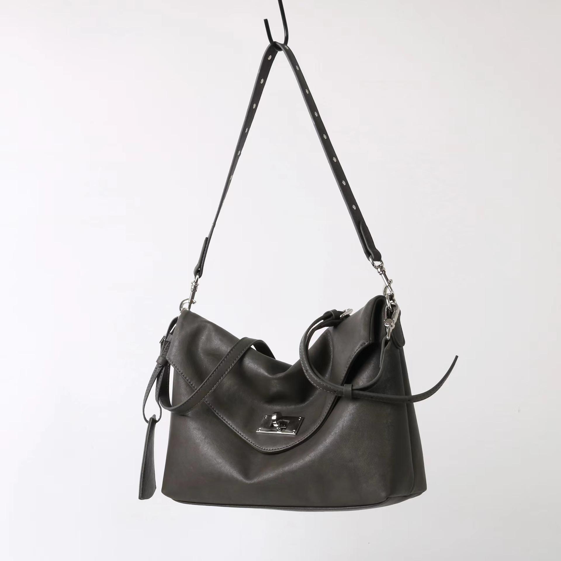 New vegetable tanned cowhide high-end light luxury rivets underarm envelope small square bag single shoulder crossbody versatile large capacity 28cm
New vegetable tanned cowhide high-end light luxury rivets underarm envelope small square bag single shoulder crossbody versatile large capacity 28cm