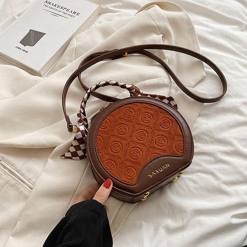 Осенние и зимние женские сумки в стиле ретро небольшого размера очень универсальны. коричневый
Осенние и зимние женские сумки в стиле ретро небольшого размера очень универсальны. коричневый