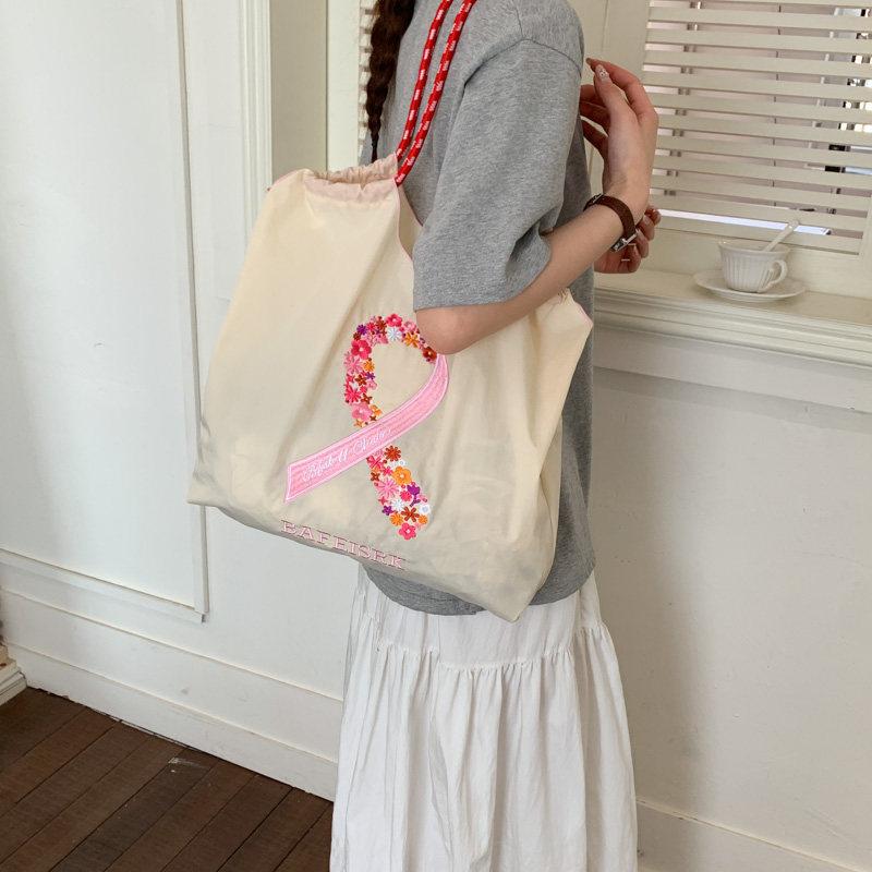 Japanese-style embroidered silk scarf ribb women s bag2026New large-capacity shoulder bag shopping bag drawstring eco-friendly брудно-білий
Japanese-style embroidered silk scarf ribb women s bag2026New large-capacity shoulder bag shopping bag drawstring eco-friendly брудно-білий