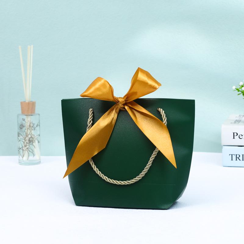 Festival Souvenir Gift Bags: White Cardboard Handheld Bags for Ornaments, Cosmetics, and General Packaging
Festival Souvenir Gift Bags: White Cardboard Handheld Bags for Ornaments, Cosmetics, and General Packaging