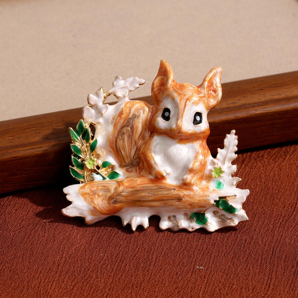 New retro cute animal squirrel brooch temperament design sense niche light luxury high-end corsage with jewelry
New retro cute animal squirrel brooch temperament design sense niche light luxury high-end corsage with jewelry