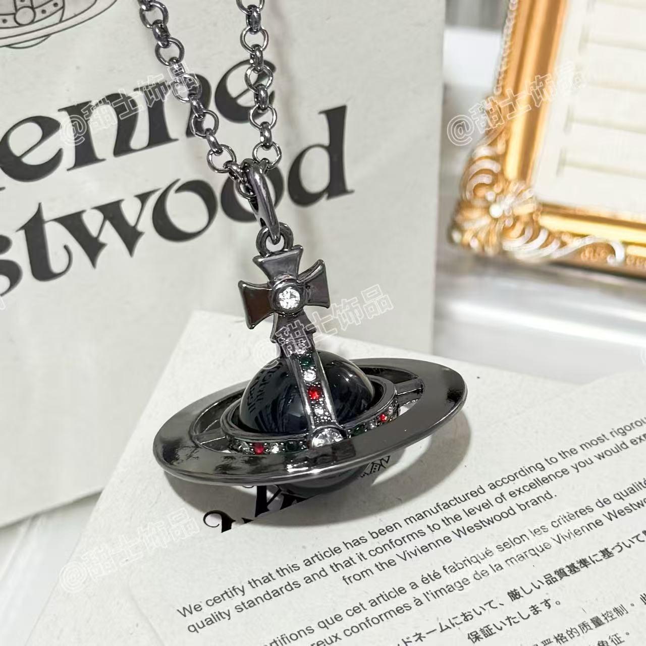 Vivienne Ожерелье ORB цвета «Ледниковый синий» - Женский европейский и американский стиль 3D кулон в виде планеты Сатурн
Vivienne Ожерелье ORB цвета «Ледниковый синий» - Женский европейский и американский стиль 3D кулон в виде планеты Сатурн