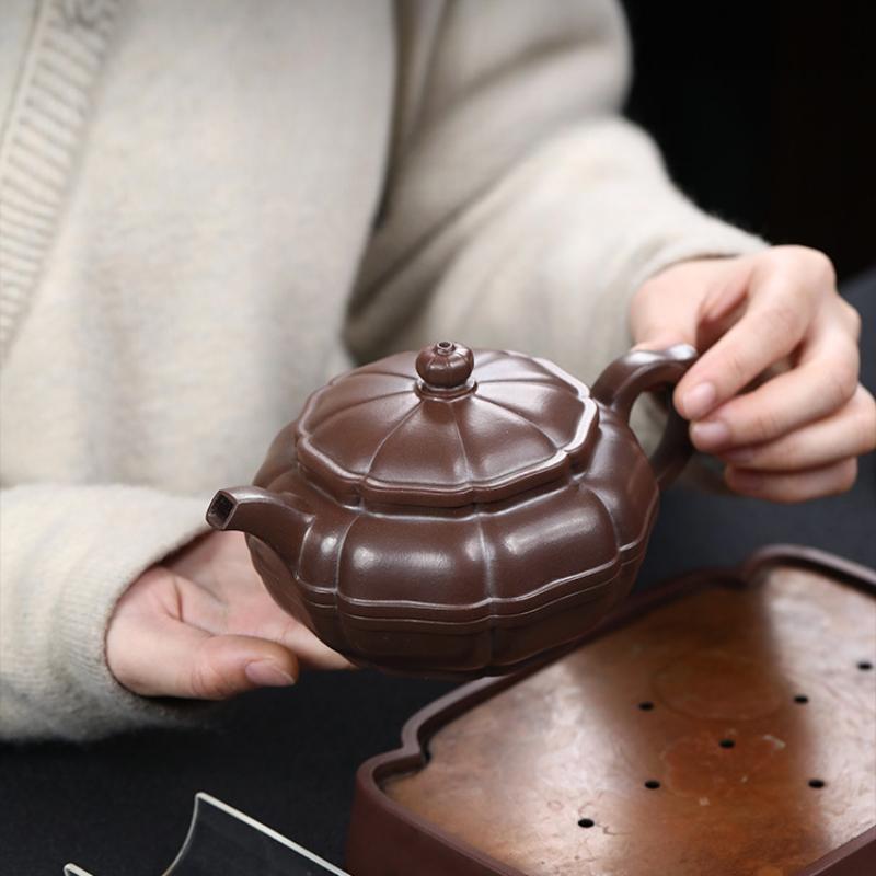 450ml Yixing Purple Clay Teapots Master Handmade Antique Pot Raw Ore Purple Mud Tea Brewing Kettle With Infuser Zisha Tea Set
450ml Yixing Purple Clay Teapots Master Handmade Antique Pot Raw Ore Purple Mud Tea Brewing Kettle With Infuser Zisha Tea Set