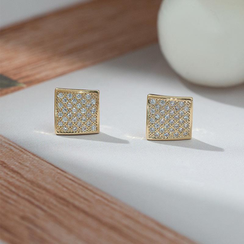 Gold-Plated Sparkly Sugar Cube Stud Earrings – High-End 925 Silver Needle Square Earrings for Women Copper with Gold Plating золотой
Gold-Plated Sparkly Sugar Cube Stud Earrings – High-End 925 Silver Needle Square Earrings for Women Copper with Gold Plating золотой