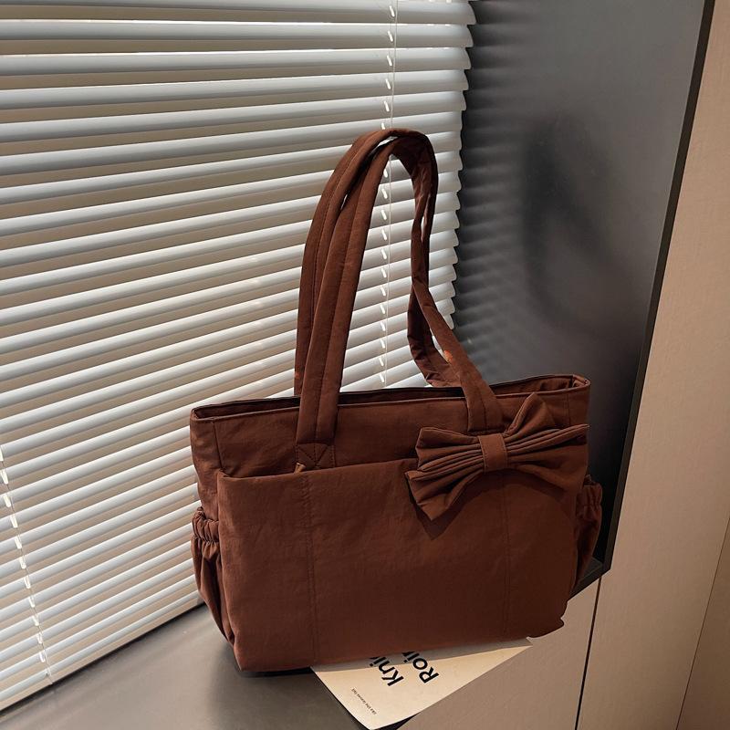 Bow tote bag for women, daily class commuting, versatile sweet girls simple and light handbag shoulder bag coffee color темно-коричневого кольору
Bow tote bag for women, daily class commuting, versatile sweet girls simple and light handbag shoulder bag coffee color темно-коричневого кольору