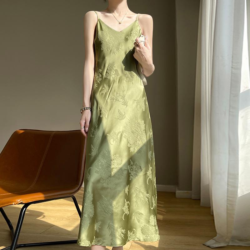 Элегантное жаккардовое платье А-силуэта с V-образным вырезом и подтяжками из шелковистого ацетатного атласа в китайском стиле M
Элегантное жаккардовое платье А-силуэта с V-образным вырезом и подтяжками из шелковистого ацетатного атласа в китайском стиле M