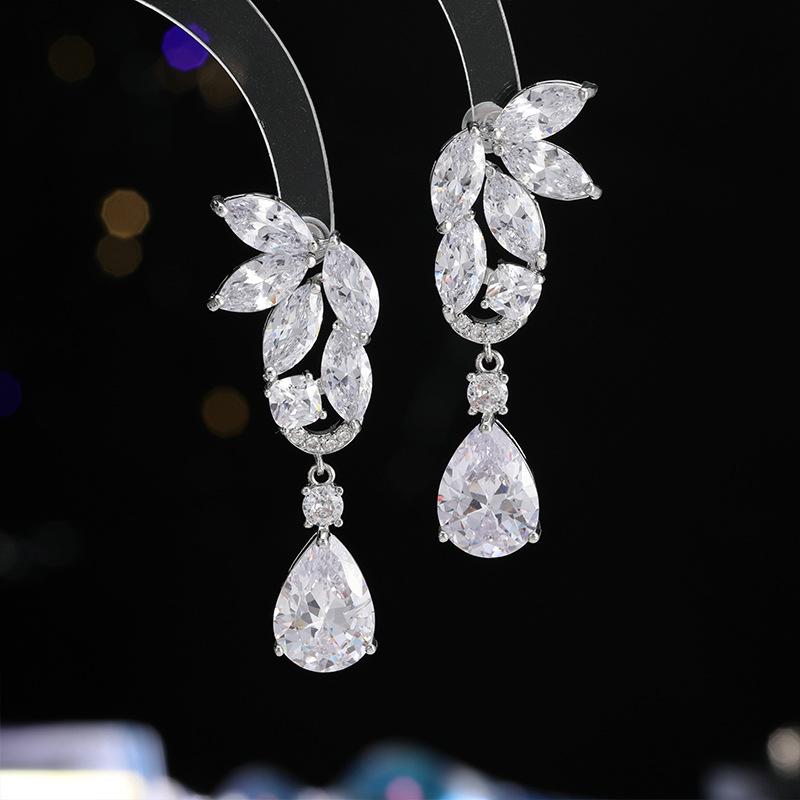 Women s Light Luxury Design Elegant Inlaid Zircon Long Water Droplet Earrings Fashionable And Versatile Niche Design Earrings
Women s Light Luxury Design Elegant Inlaid Zircon Long Water Droplet Earrings Fashionable And Versatile Niche Design Earrings