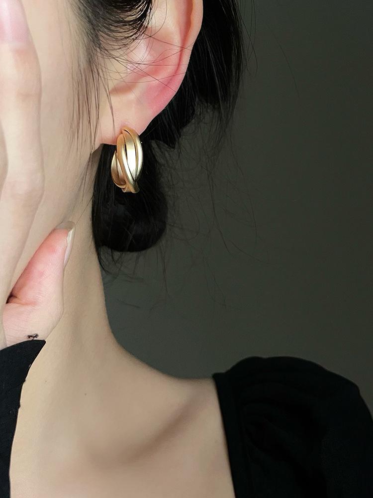 Gold mosquito coil disc ear clips without pierced ears Women s circle earrings Summer earrings Hong Kong style girl retro earrings
Gold mosquito coil disc ear clips without pierced ears Women s circle earrings Summer earrings Hong Kong style girl retro earrings