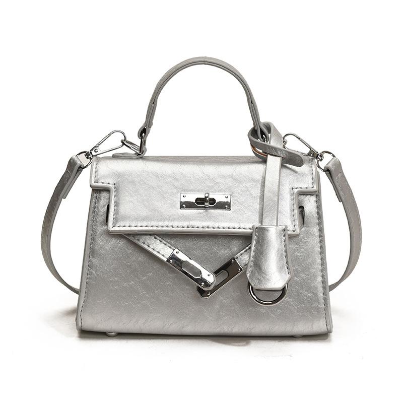 This year, the popular hand-carried small bag women s 2025 new fashion simple messenger bag casual versatile commuter Kelly bag серебряный
This year, the popular hand-carried small bag women s 2025 new fashion simple messenger bag casual versatile commuter Kelly bag серебряный
