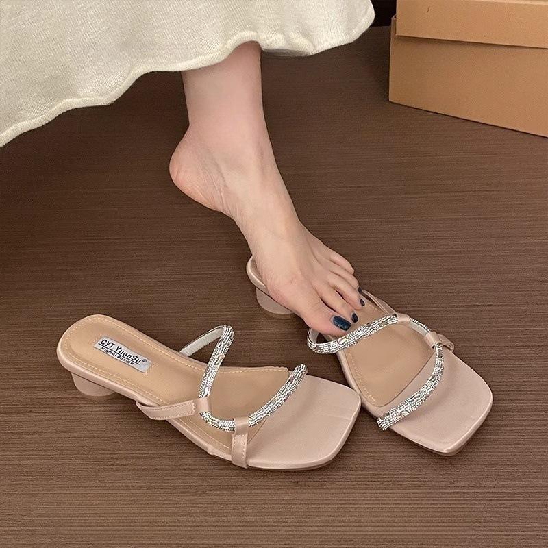 Coarse heel silver small cool slippers women s shoes wear new summer skirt rhinestone sandals 40 срібний
Coarse heel silver small cool slippers women s shoes wear new summer skirt rhinestone sandals 40 срібний
