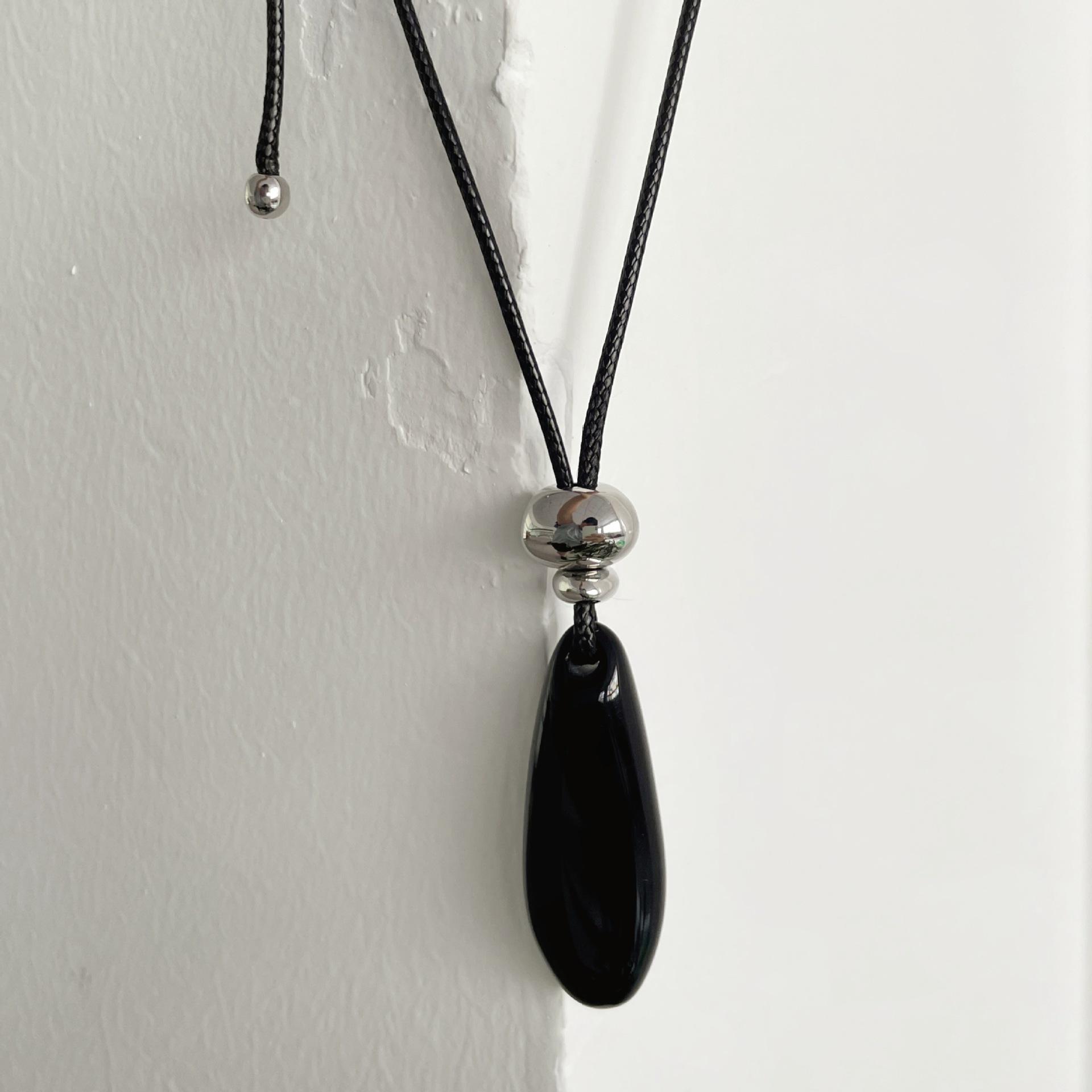 Teardrop Black Agate Pendant Sweater Necklace - Elegant European & American Fashion Jewelry.
Teardrop Black Agate Pendant Sweater Necklace - Elegant European & American Fashion Jewelry.