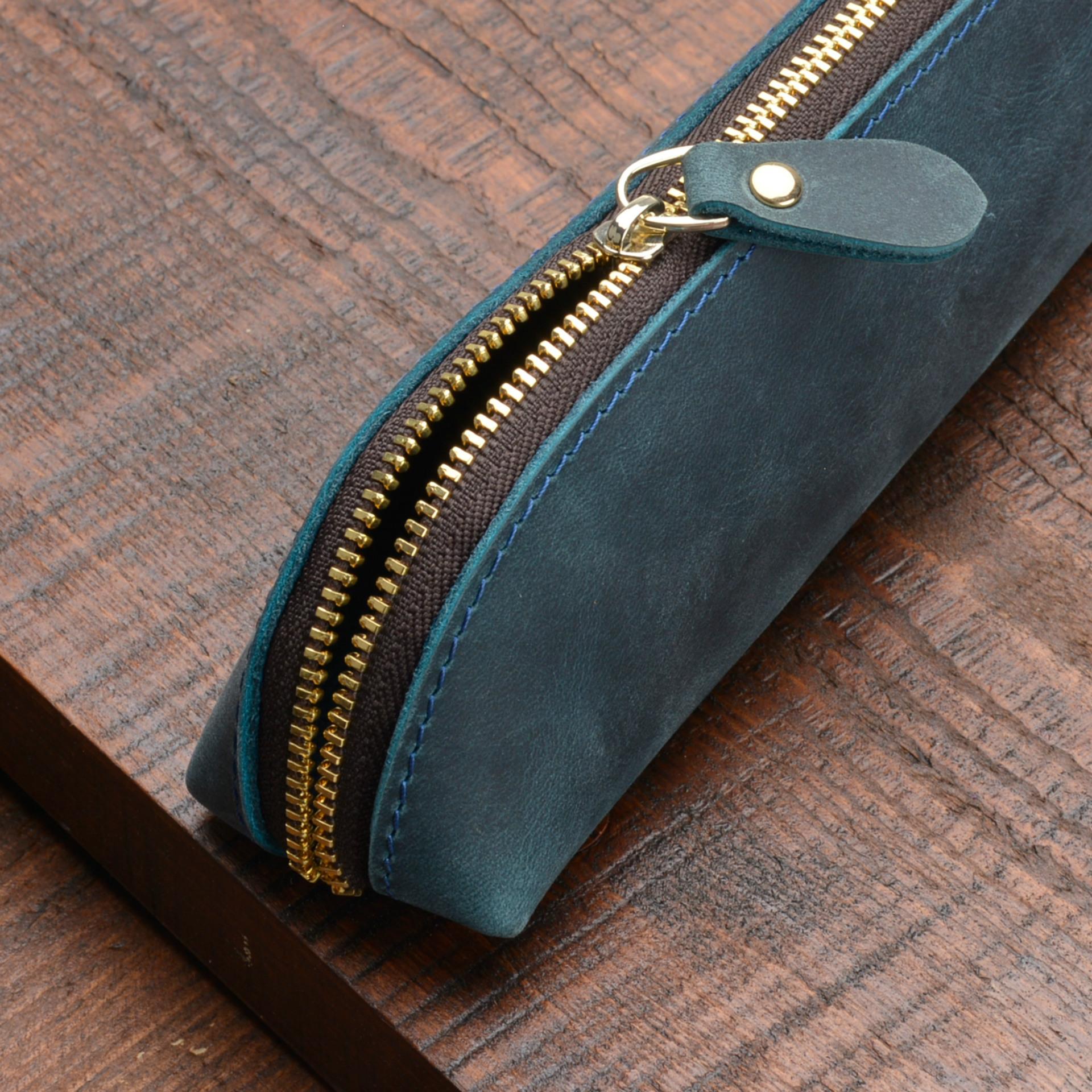 2026 New Crazy Horse Leather Zipper Pencil Bag Handmade Leather Pencil Bag Creative Fashion Stationery Retro Pen Storage Bag 18*5CM
2026 New Crazy Horse Leather Zipper Pencil Bag Handmade Leather Pencil Bag Creative Fashion Stationery Retro Pen Storage Bag 18*5CM