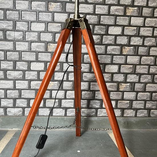 Красивый деревянный напольный светильник Conner Tripod 101,6 см без абажура и коричневой лампочки 1 шт.
Красивый деревянный напольный светильник Conner Tripod 101,6 см без абажура и коричневой лампочки 1 шт.