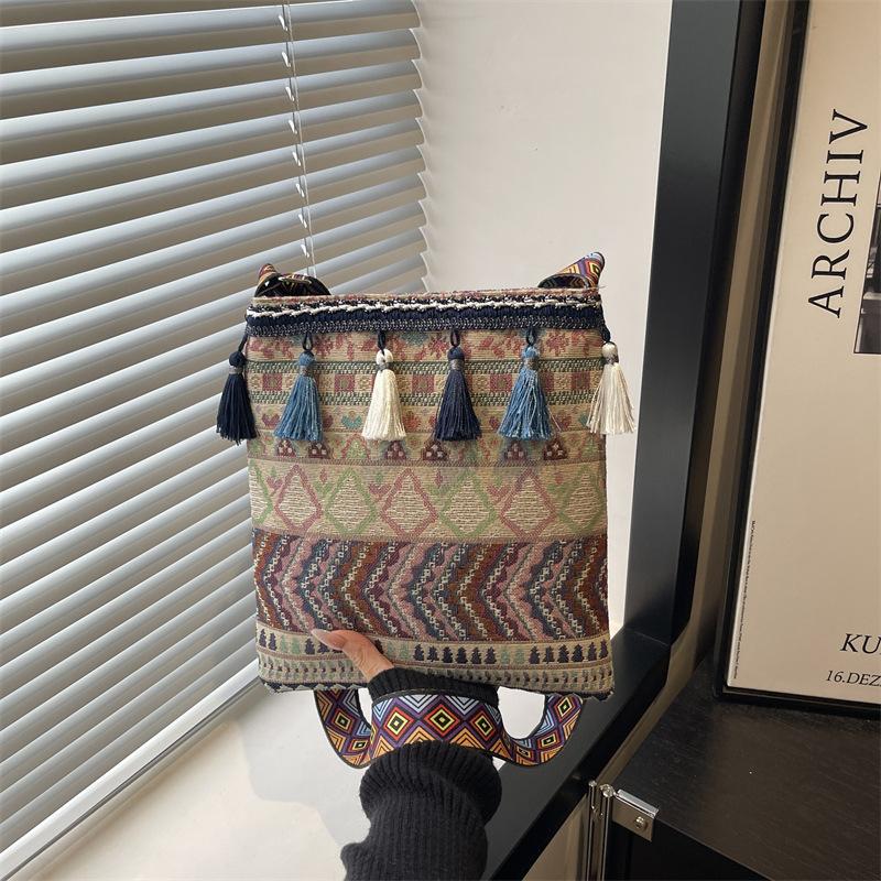 Ethnic style shoulder bag women s new woven messenger bag retro geometric pattern handbag woven vacation bag жовтий
Ethnic style shoulder bag women s new woven messenger bag retro geometric pattern handbag woven vacation bag жовтий