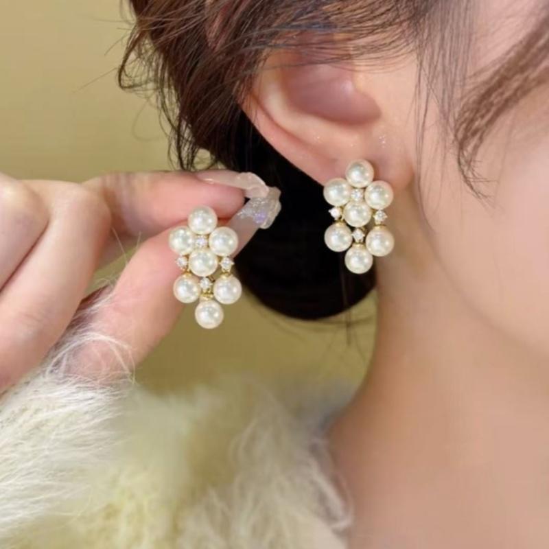 Zircon pearl fringed earrings French retro stud earrings high-end temperament elegant earrings women
Zircon pearl fringed earrings French retro stud earrings high-end temperament elegant earrings women