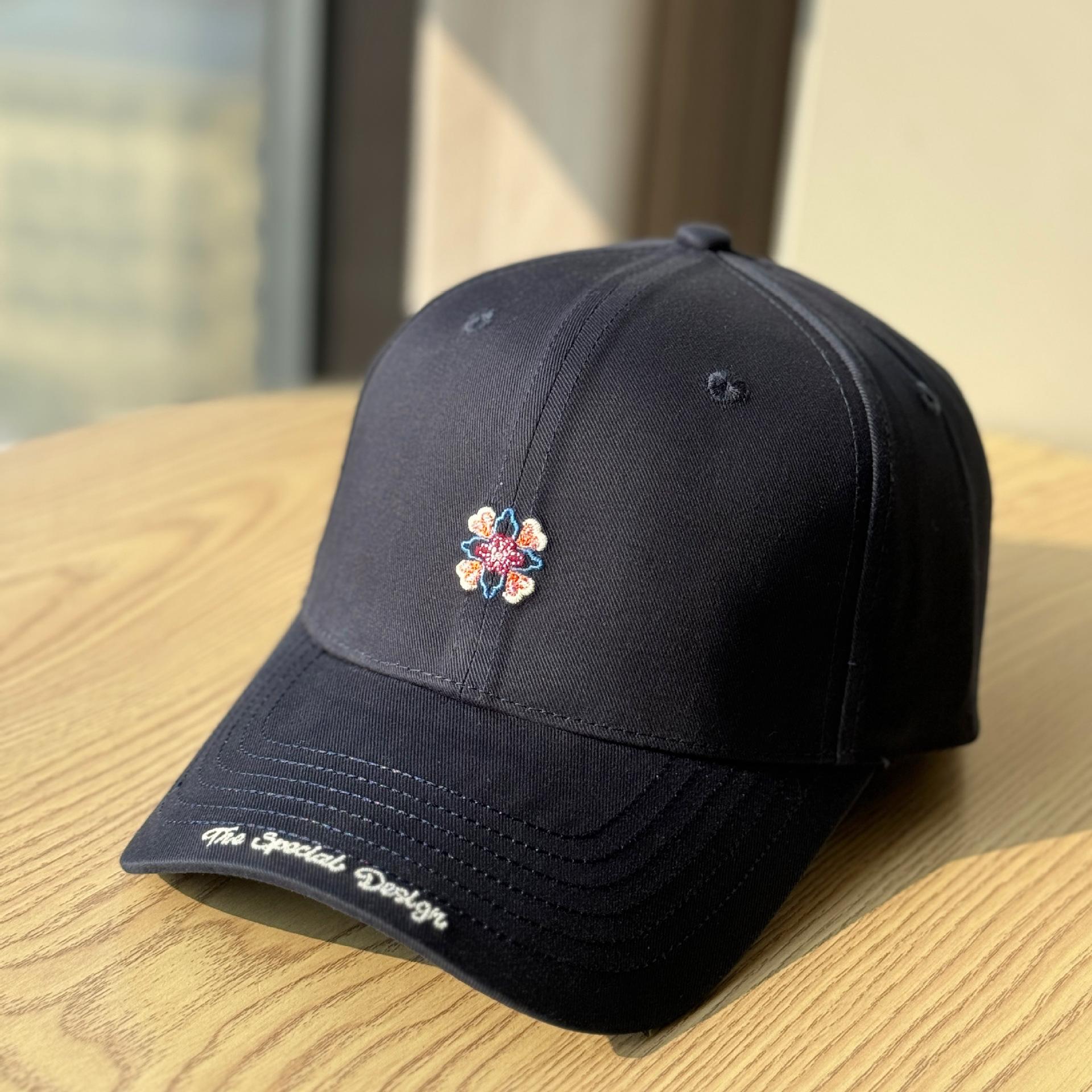 Korean-style hard-brim baseball cap for men and women, casual versatile hat with three-dimensional embroidered flowers, sun-shading, face-slimming, Adult54-60Adjustable темно-синього кольору
Korean-style hard-brim baseball cap for men and women, casual versatile hat with three-dimensional embroidered flowers, sun-shading, face-slimming, Adult54-60Adjustable темно-синього кольору