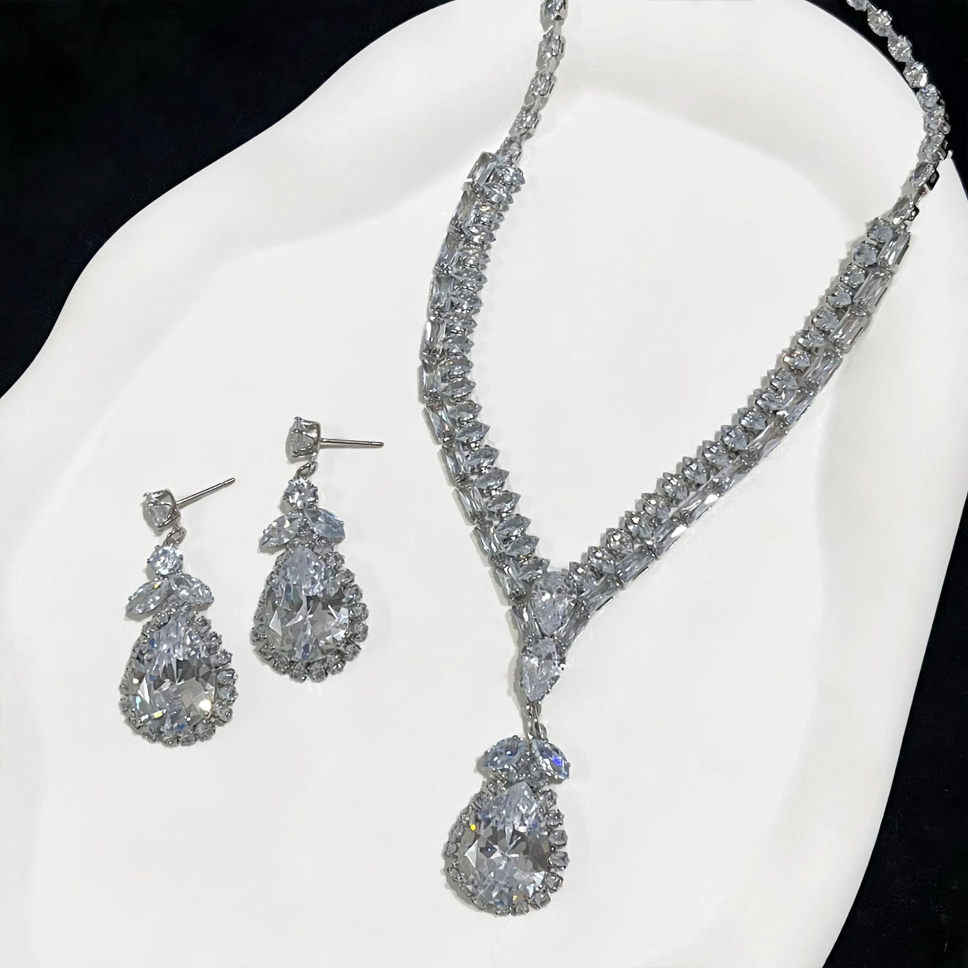 Ретро Розкішний Набір Прикрас: Цирконієве Намисто Крапля Води та Ключиця для Жінок
Ретро Розкішний Набір Прикрас: Цирконієве Намисто Крапля Води та Ключиця для Жінок